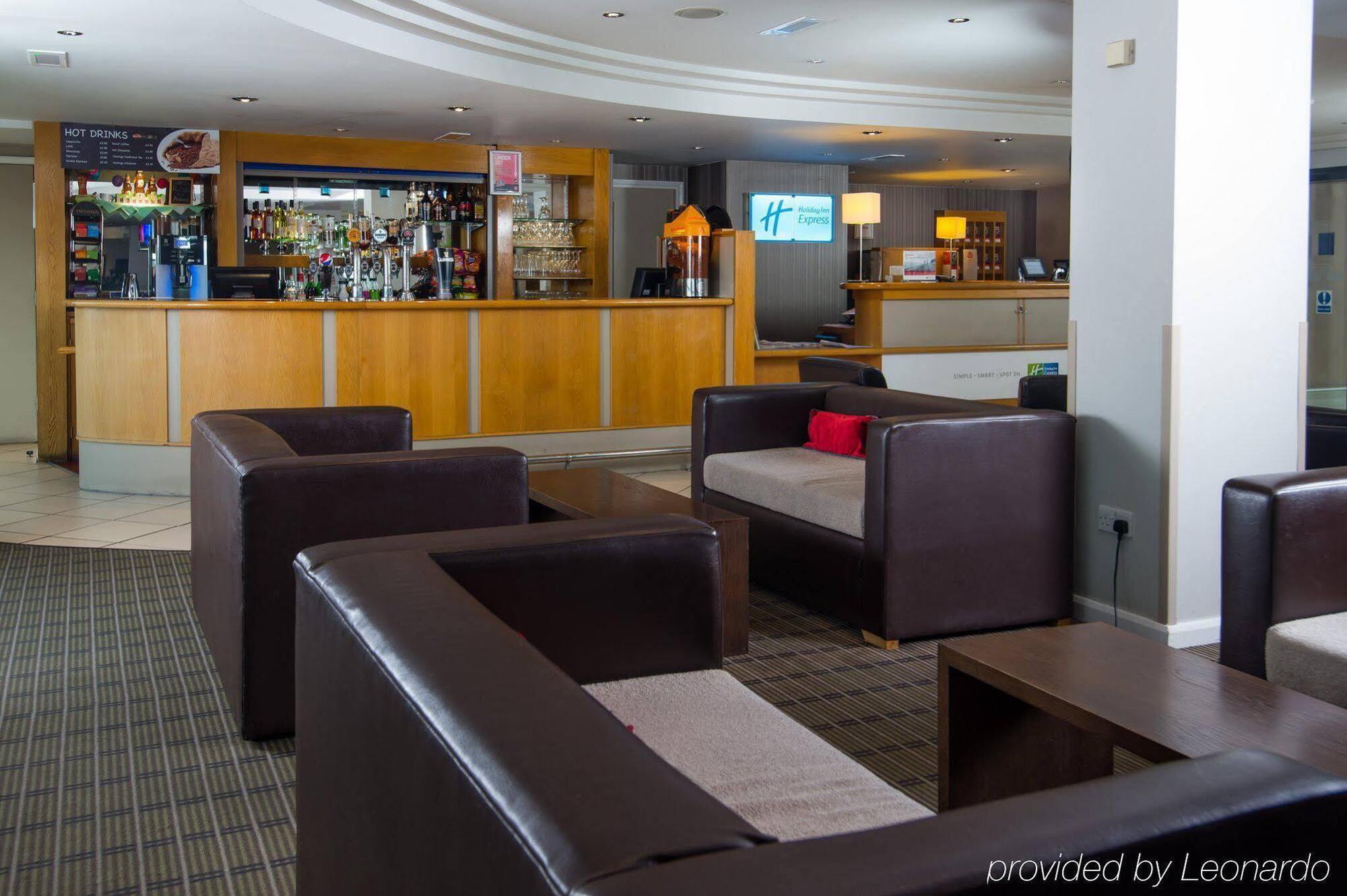 Holiday Inn Express London Luton Airport, An Ihg Hotel Exteriér fotografie